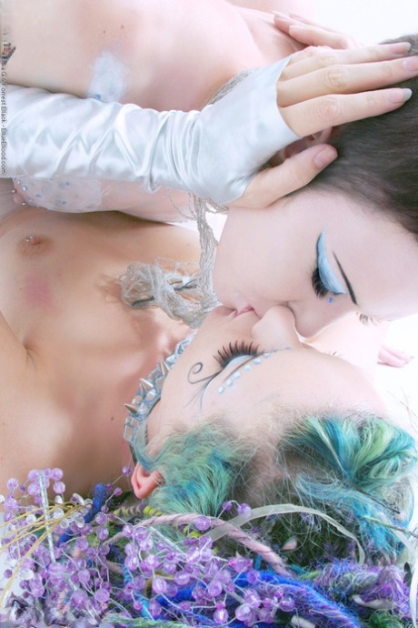 Alternativní dívka Scar 13 má strapon lesbický sex s roztomilou lesbičkou