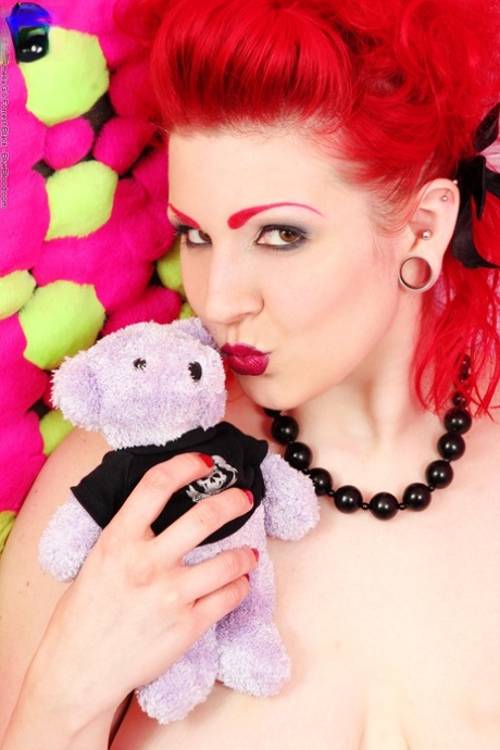 Nuda rossa punk tatuata e sexy, peluche