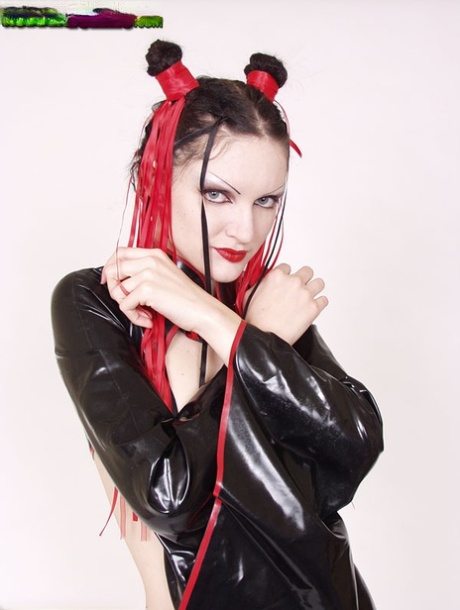 Goth meisje Scar 13 vingert haar kontgaatje in platform hakken en sexy nylons
