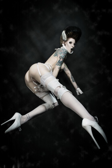 Tattoo-Modell Razor Candi saugt an einem großen Dildo in Frankensteins Braut-Kostüm
