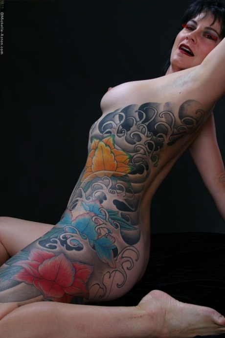 ソロモデルのミシェル・アストン、全裸でタトゥー入りボディを披露