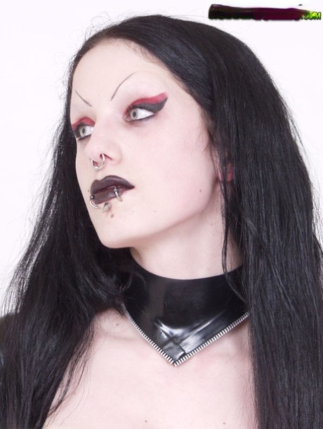 Goth-tjejen Fetus De Milo tar av sig en svart latex-catsuit i platåklackar