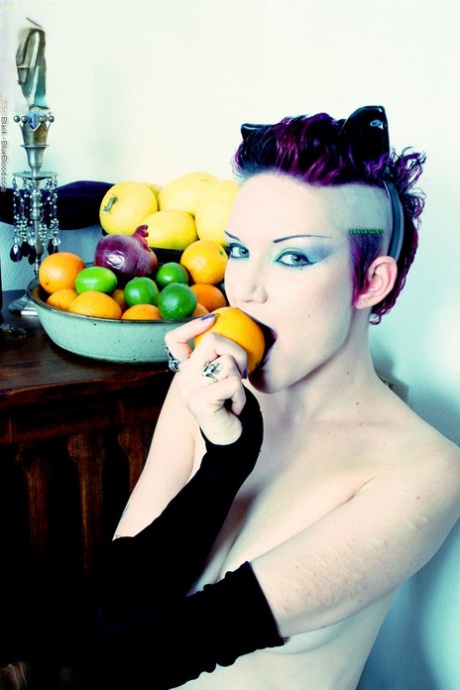 Gammel pige Scar 13 bider i en appelsin og en citron, mens hun er helt nøgen
