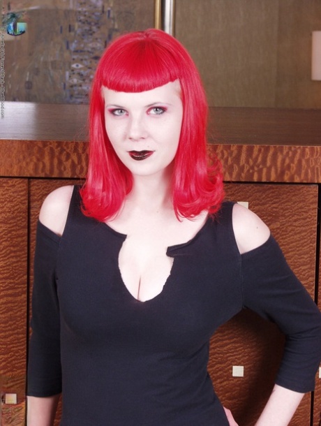 Goth model Szandora naakt op een kruk terwijl ze teensokken draagt