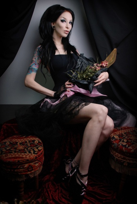 Goth model Razor Candi toont haar grote tieten in naaldhakken