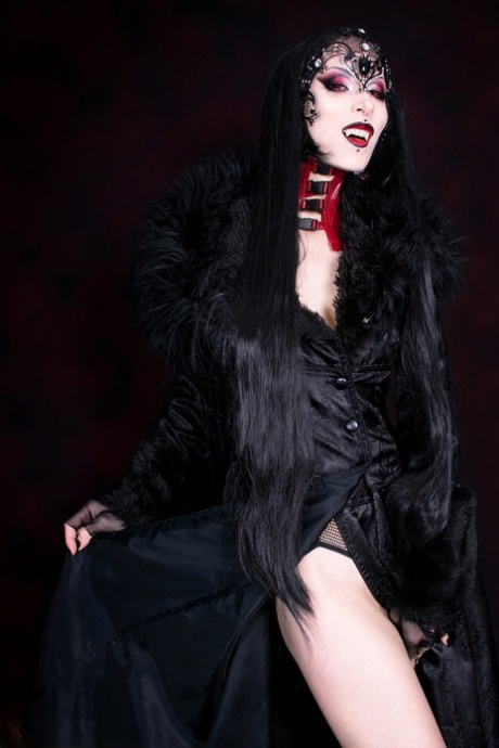 Goth-tjejen Razor Candi bearbetar sina bröst och sin fitta i en genomskinlig onesie