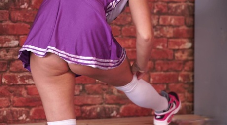 Den britiske cheerleader Kelli Smith er fanget i et ærligt øjeblik i bar overkrop