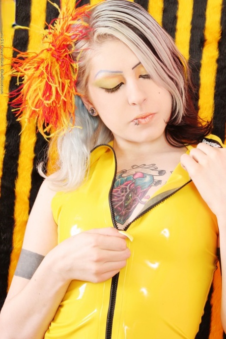 Madeleine Sophie, une adolescente blonde et cochonne, enlève ses vêtements en latex pour poser nue.