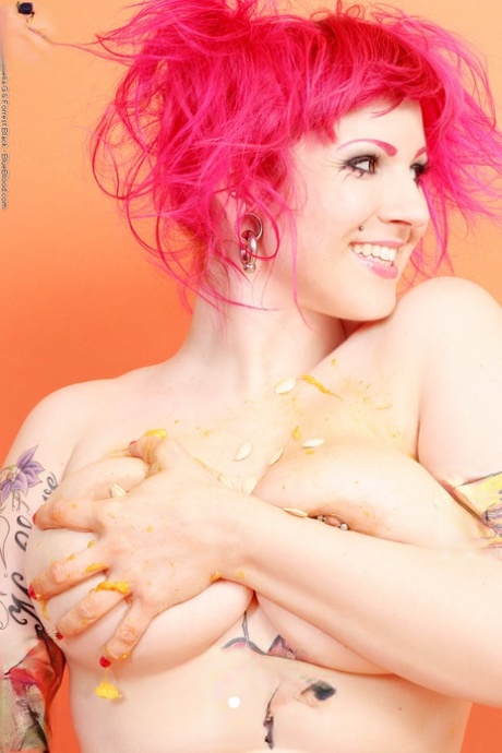La fille alternative à gros seins Xanthia Doll sculpte une citrouille alors qu'elle est nue dans des jambières.