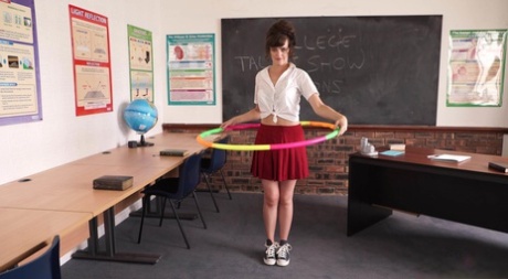 A amadora britânica Kate Anne liberta os seus grandes naturais enquanto o hula hooping