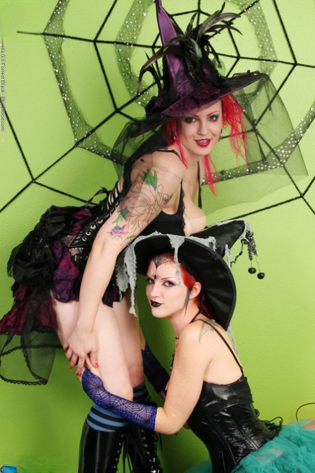 Las lesbianas paganas Xanthia Doll y Scar 13 golpean sus culos desnudos con una gran ventosa