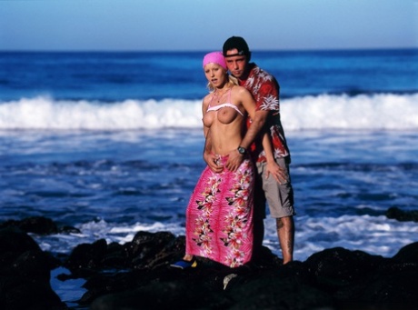 Rubia y su novio follan en una playa de vacaciones