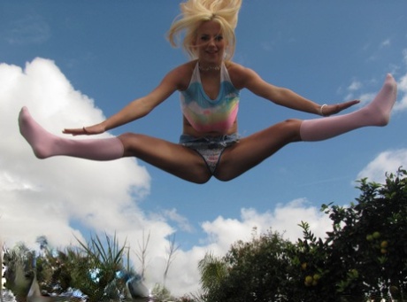 Jonge en rondborstige blonde Halie Cummings stuitert op een trampoline voordat ze seks heeft