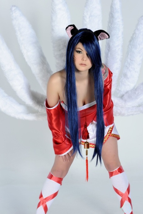 Une fille sexy, Foxy, se doigte la chatte en portant une tenue de cosplay.