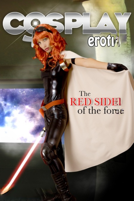Rødhåret cosplayer er næsten nøgen, mens hun svinger et lyssværd