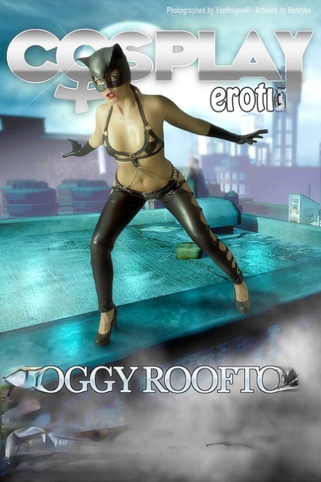 Un mannequin solo tire sa longue langue tout en portant des vêtements fétiches sur un toit.