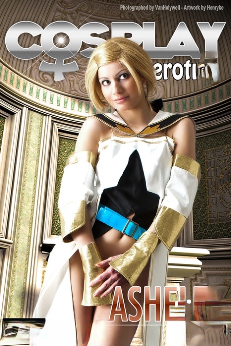Une cosplayeuse blonde et mignonne montre ses jolies fesses en enlevant sa tenue