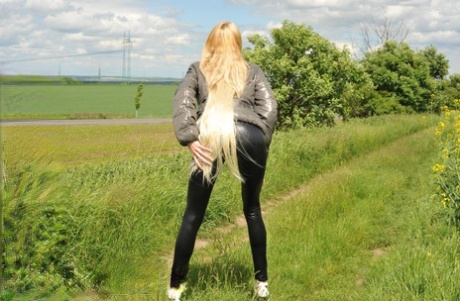 Chica sola con el pelo muy largo muestra su twat en pocos trajes al aire libre