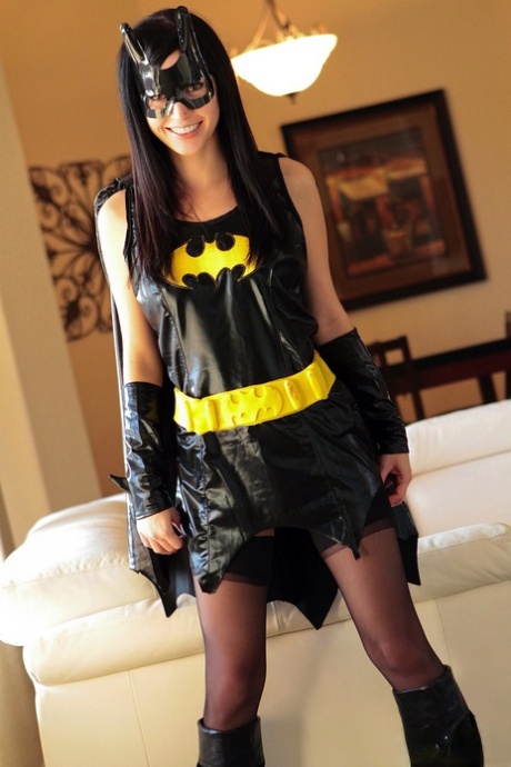 Темноволосая цыпочка Кэти Минкс снимает костюм Бэтмена для моделирования в обнаженном виде