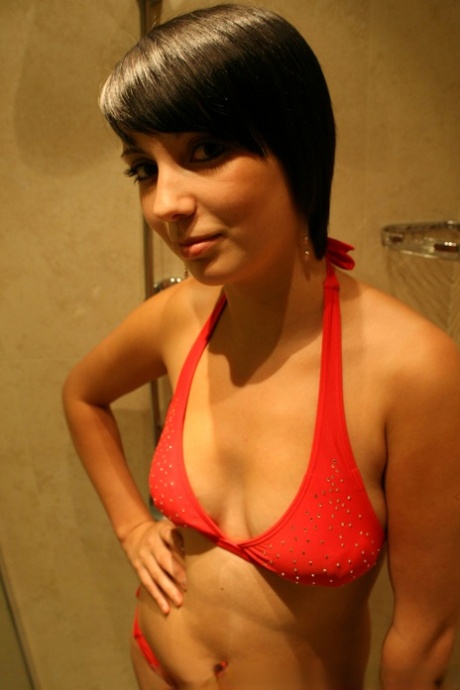 Första gången Miss Kelly visar brösten från en bikiniöverdel i en dusch
