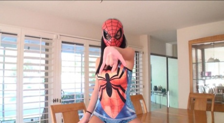 O jovem amador Catie Minx usa uma máscara do Homem-Aranha enquanto se masturba