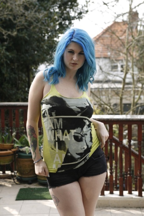 Den tjocka amatören Emma J Black har blått hår när hon strippar på ett däck