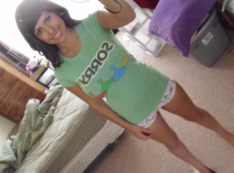 Latinskoamerická teenagerka Layla Rose si pořizuje selfie svých velkých prsou a vyholené kundičky