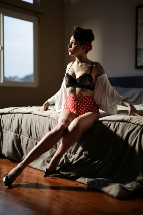 Brännande heta modeller Leigh Raven & Kayden Kross visar sexiga nakna stora bröst