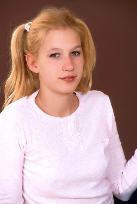 La adolescente Ashley Cute se quita las bragas de algodón antes de masturbarse