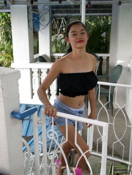 Filippinska Alma Chua har sex med sin manliga vän på en täckt uteplats