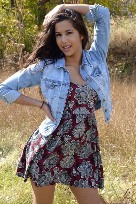 La debutante latina Bella Quinn se tapa las tetas expuestas en un campo
