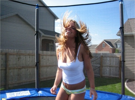 Amatorka odbija się na trampolinie w bieliźnie i koszulce na ramiączkach spaghetti
