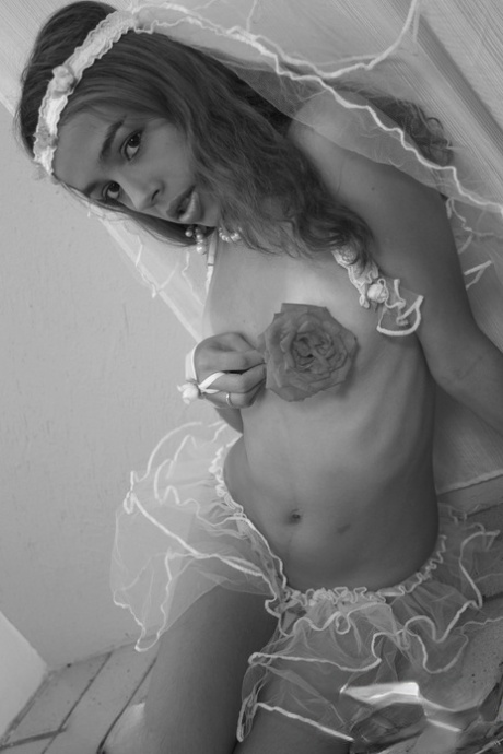 La joven novia latina Miranda Mirelli muestra sus pequeñas tetas y su apretado culo