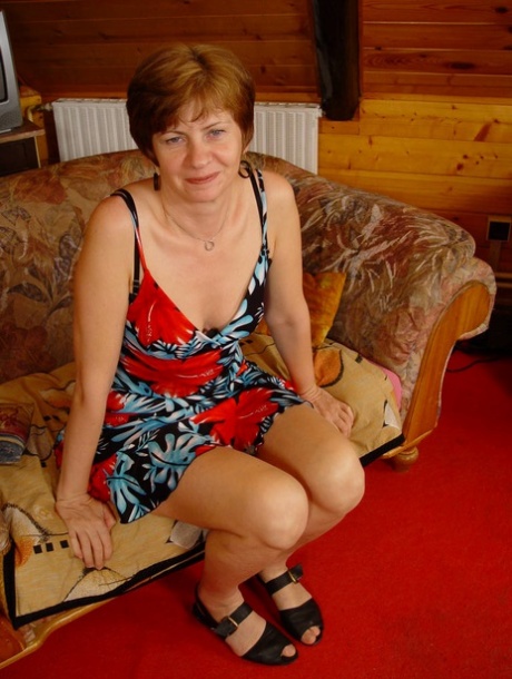 Dojrzała kobieta z krótkimi rudymi włosami zostaje przeleciana na zbyt dużym fotelu