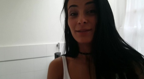 La teenager dai capelli scuri Lexi Dona succhia un grosso cazzo in ginocchio in modalità POV