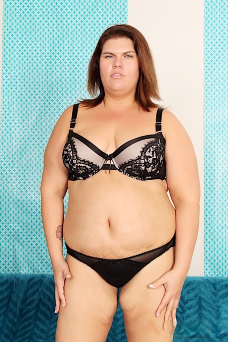 La rossa obesa Danni Dawson si toglie la lingerie prima di succhiare un cazzo duro