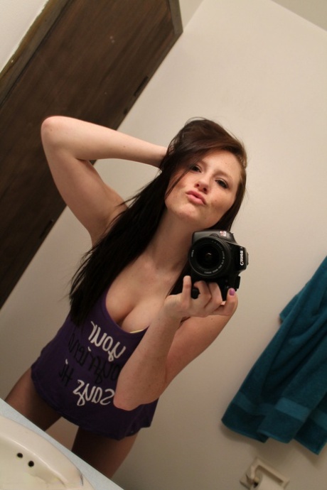 Amatérská kočka Freckles 18 vyplazuje jazyk při pořizování zrcadlových selfie