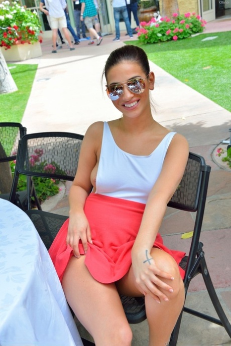 Bekleidetes Mädchen neckt bei einer Outdoor-Konferenz mit Nip-Slip und Höschen Upskirts
