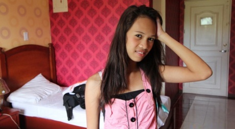 Una bonita adolescente filipina se inyecta dinero mientras complace a un turista sexual