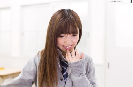 娇小的日本女学生在课堂上自慰被抓，为老师口交