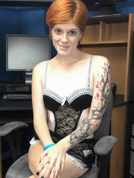 La pelirroja tatuada Ava Little chupa una polla por primera vez