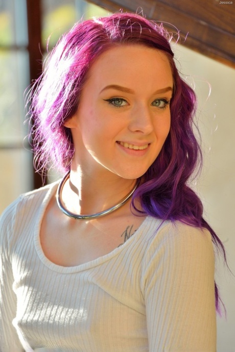 紫色の髪の十代の少女は、自己拳銃のために彼女のはげのマンコを大きく開いて伸ばしています。