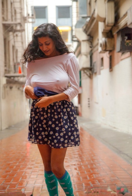 La amateur india Carla White descubre sus grandes tetas naturales en un callejón del centro comercial