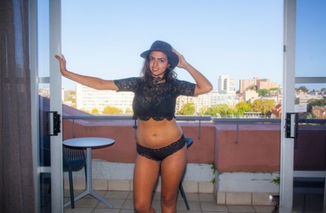 La sexy e paffuta Lena Moore si spoglia sul balcone mettendo a nudo il suo grande seno floscio