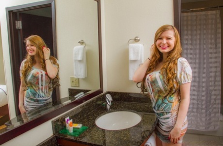 Bug i cycata Amanda Love bawiąca się swoimi ogromnymi cyckami w lustrze w łazience