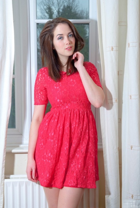 Forførende model Elizabeth James smider sin røde kjole og afslører store bryster
