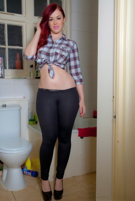 Hot unga Jessica Dawson klä av sig i badrummet för att sträcka sin sexiga kropp