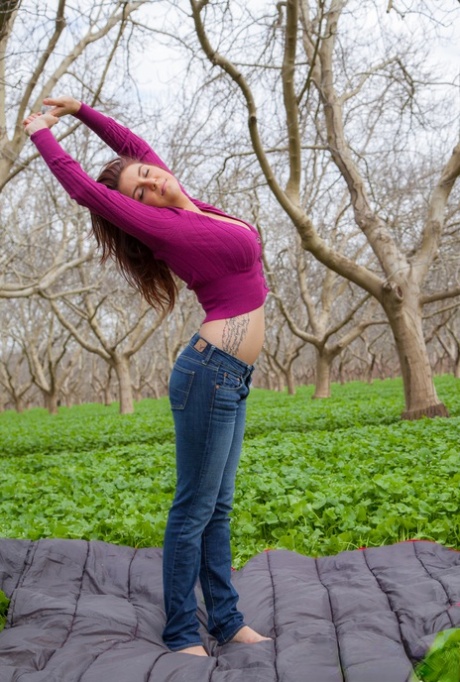 Aubrey Chase si v parku svlékne fialový svetr a ukáže svá velká prsa