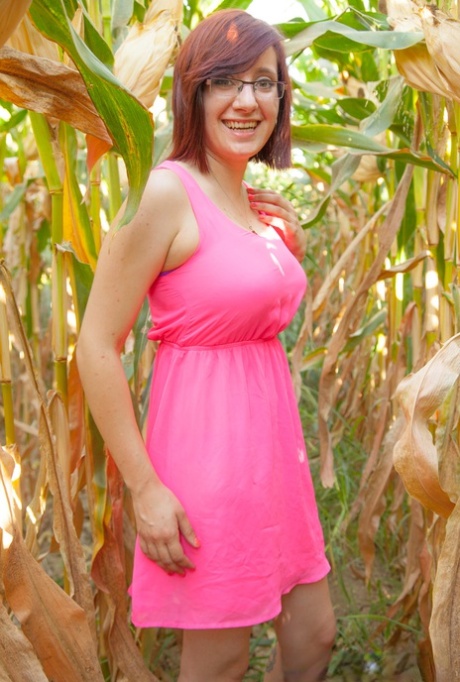 Любительница больших сисек Челси Белл раздевается в кукурузном поле, чтобы показать огромные дыни
