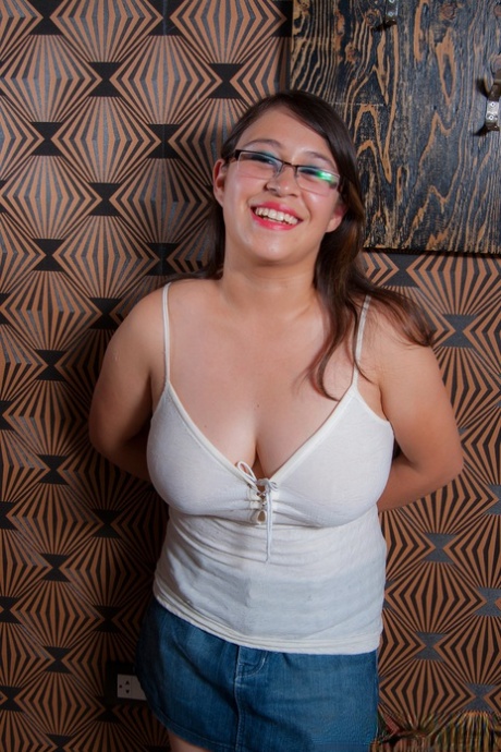 Buclatá amatérka si před odhalením svých velkých přírodních prsou sundá brýle